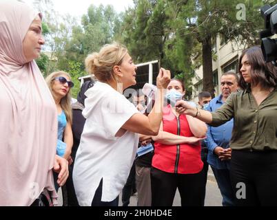 Beirut, Libano. 12 ottobre 2021. Famiglie di detenuti arrestati in relazione all'esplosione portuale dimostrano fuori dal Palazzo di Giustizia, Beirut, Libano, ottobre 12 2021. I manifestanti protestano contro il ritardo e l'arresto dell'inchiesta. Il capo delle dogane libanese Badri Daher, arrestato tre giorni dopo l'esplosione, è tra i detenuti.(Photo by Elisa Gestri/Sipa USA) Credit: Sipa USA/Alamy Live News Foto Stock