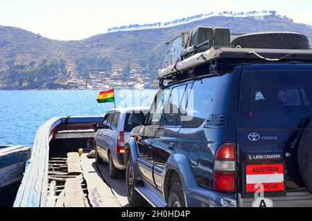 Fuoristrada austriaco su un semplice traghetto attraverso lo stretto di Tiquina, Estrecho de Tiquina, San Pablo De Tiquina, Lago Titicaca, Dipartimento Foto Stock