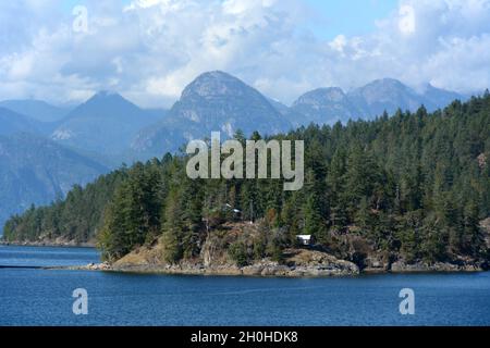 Coast Mountains e la foresta pluviale temperata sopra Jervis Inlet sulla Sunshine Coast della British Columbia, Canada. Foto Stock