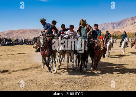 Uomini che praticano un tradizionale gioco di Buzkashi, Yaklawang, Afghanistan Foto Stock