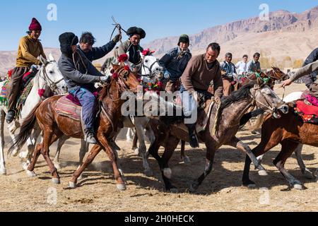 Uomini che praticano un tradizionale gioco di Buzkashi, Yaklawang, Afghanistan