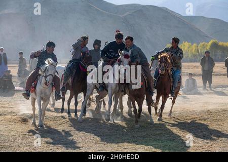 Uomini che praticano un tradizionale gioco di Buzkashi, Yaklawang, Afghanistan Foto Stock