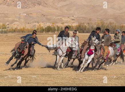 Uomini che praticano un tradizionale gioco di Buzkashi, Yaklawang, Afghanistan Foto Stock