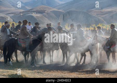 Uomini che praticano un tradizionale gioco di Buzkashi, Yaklawang, Afghanistan Foto Stock