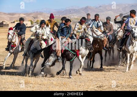 Uomini che praticano un tradizionale gioco di Buzkashi, Yaklawang, Afghanistan