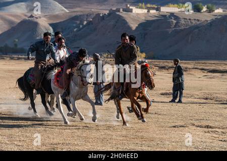 Uomini che praticano un tradizionale gioco di Buzkashi, Yaklawang, Afghanistan Foto Stock