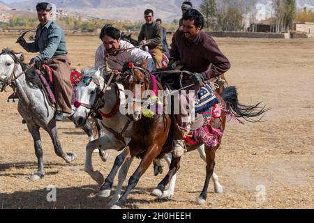 Uomini che praticano un tradizionale gioco di Buzkashi, Yaklawang, Afghanistan Foto Stock