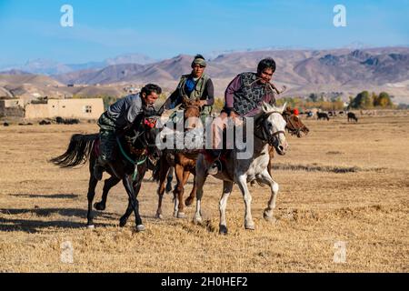 Uomini che praticano un tradizionale gioco di Buzkashi, Yaklawang, Afghanistan Foto Stock
