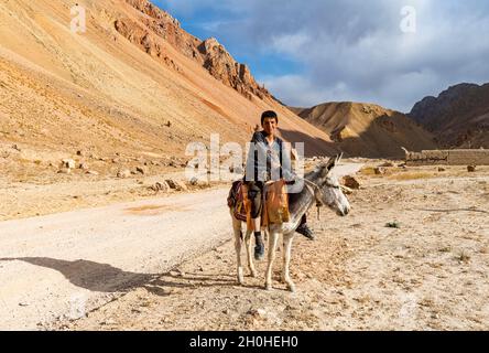 Uomo con il suo cavallo nella valle di, Chehel Burj o Forty Towers fortezza, Yaklawang provincia, Bamyan, Afghanistan Foto Stock