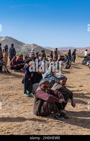 Spettatori al tradizionale gioco di Buzkashi, Yaklawang, Afghanistan Foto Stock