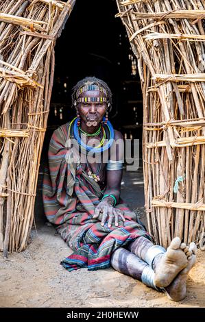 Donna vestita tradizionale, tribù Jiye, Eastern Equatoria state, Sudan del Sud Foto Stock