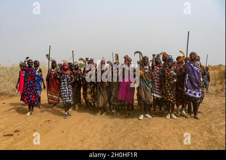 Le donne tradizionali vestite della tribù Jiye ballano e cantano, Eastern Equatoria state, South Sudan Foto Stock