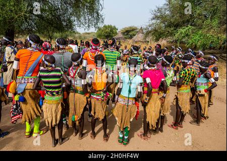 Ragazze giovani vestite tradizionali che praticano danze locali, tribù laarim, colline di Boya, Equatoria orientale, Sudan del Sud Foto Stock