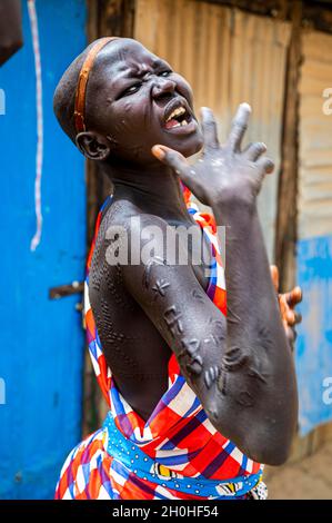 Ragazza con cicatrici per il corpo della tribù dei Laarim, colline di Boya, Equatoria orientale, Sudan meridionale Foto Stock