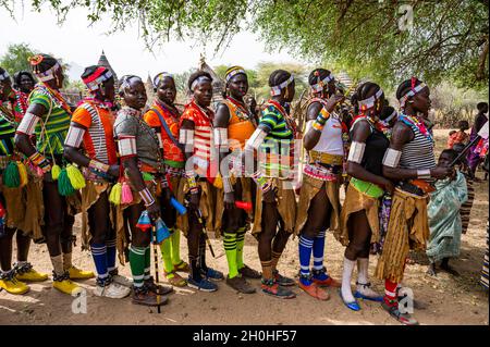 Ragazze giovani vestite tradizionali che praticano danze locali, tribù laarim, colline di Boya, Equatoria orientale, Sudan del Sud Foto Stock