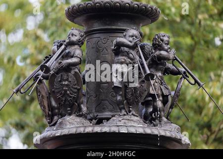 Fontana della virtù, costruita nel 1584-1589 da Benedikt Wurzelbauer, con figure di bambini, con strumenti, stemma urbano e stemma imperiale Foto Stock