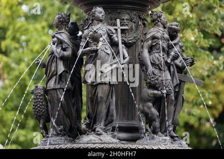 Fontana delle virtù, costruita nel 1584-1589 da Benedikt Wurzelbauer, mostra le sette virtù in forma femminile: Fede, amore, speranza, forza, temperanza Foto Stock