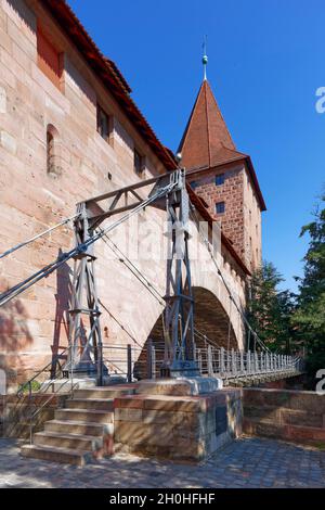 Passerella a catena, passerella sul Pegnitz, frontone di sinistra con Schlayerturm, Seebaldo, Norimberga, Franconia di mezzo, Franconia, Baviera Foto Stock