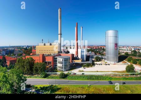 Vista aerea, N-NERGIE Netz GmbH ha sede, sulla centrale di teleriscaldamento di sinistra, sul serbatoio di stoccaggio di calore di destra con 33, 000 metri cubi di Foto Stock