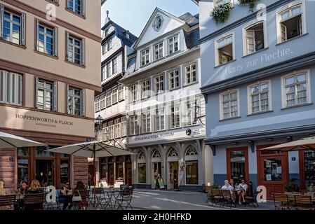 Case cittadine ricostruite con negozi, caffè di strada e Museo Struwwwelpeter, Hinter dem Laemmchen e Huehnermarkt, New Frankfurt Old Town Foto Stock