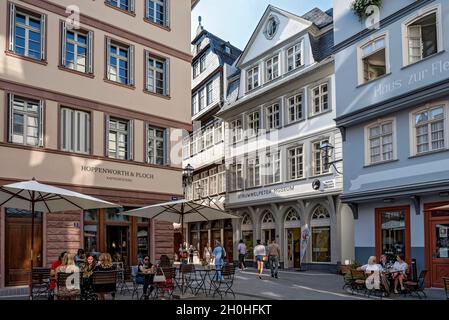 Case cittadine ricostruite con negozi, caffè di strada e Museo Struwwwelpeter, Hinter dem Laemmchen e Huehnermarkt, New Frankfurt Old Town Foto Stock
