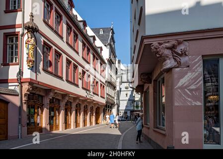 Residenza patrizia ricostruita Das Goldene Laemmchen e case di città con negozi, Hinter dem Laemmchen, New Frankfurt Old Town, Dom-Roemer-Viertel Foto Stock