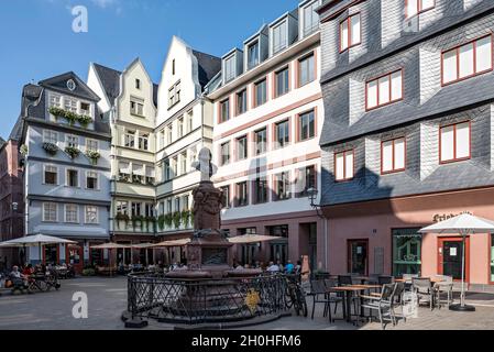 Monumento a Friedrich Stoltze, case cittadine moderne e ricostruite con negozi e caffè di strada a Huehnermarkt, New Frankfurt Old Town, Dom-Roemer Foto Stock