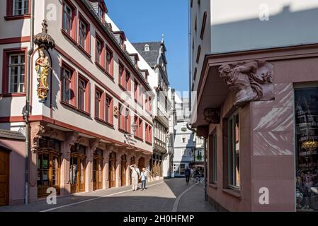 Residenza patrizia ricostruita Das Goldene Laemmchen e case di città con negozi, Hinter dem Laemmchen, New Frankfurt Old Town, Dom-Roemer-Viertel Foto Stock