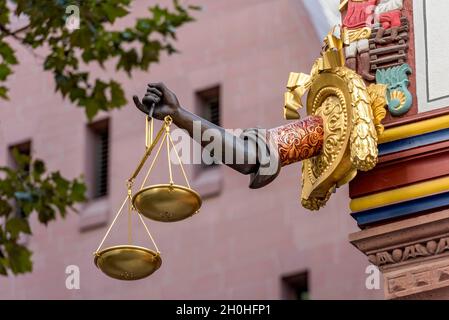 Braccio a sbalzo con scale dorate, casa rinascimentale a graticcio ricostruita, caffetteria Goldene Waage, New Frankfurt Old Town, Dom-Roemer Foto Stock