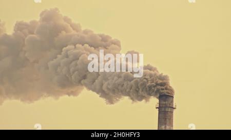 Questo fumo proveniente dal camino in una fabbrica. Emissioni nocive nell'atmosfera, dal tubo. Gravi danni all'ambiente. Foto Stock