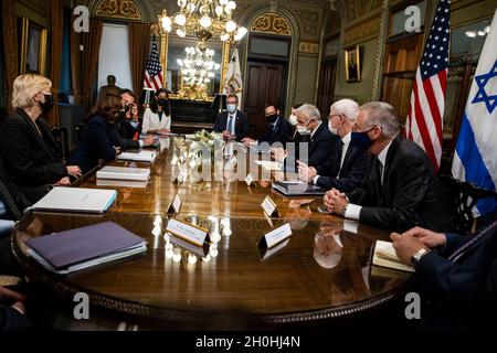 Washington, DC, Stati Uniti. 12 ottobre 2021. Il Vice Presidente degli Stati Uniti Kamala Harris incontra il Ministro degli Esteri Yair Lapid di Israele presso l'Ufficio di cerimonia del Vice Presidente a Washington, DC, Stati Uniti, martedì 12 ottobre, 2021. Lapid è negli Stati Uniti per gli incontri di questa settimana con il Vice Presidente e Segretario di Stato degli Stati Uniti Antony Blinken. Lapid incontrerà anche il suo omologo degli Emirati Arabi Uniti, Abdullah Bin Zayed al Nahyan, durante la sua visita negli Stati Uniti. Credit: Samuel Corum/Pool via CNP/dpa/Alamy Live News Foto Stock