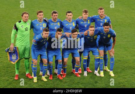 Lviv, Ucraina. 12 ottobre 2021. La squadra ucraina si pone per una foto di squadra prima della Coppa del mondo FIFA Qatar 2022 qualificazione del gruppo D partita di calcio tra Ucraina e Bosnia-Erzegovina alla Lviv Arena di Lviv. (Punteggio finale; Bosnia-Erzegovina 1:1 Ucraina) Credit: SOPA Images Limited/Alamy Live News Foto Stock