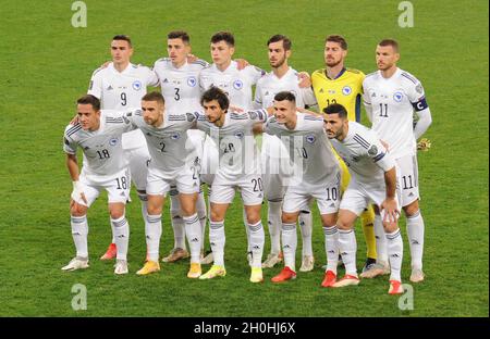 Lviv, Ucraina. 12 ottobre 2021. La squadra della Bosnia posa per una foto di squadra prima della Coppa del mondo FIFA Qatar 2022 qualificazione del gruppo D partita di calcio tra Ucraina e Bosnia-Erzegovina alla Lviv Arena di Lviv. (Punteggio finale; Bosnia-Erzegovina 1:1 Ucraina) Credit: SOPA Images Limited/Alamy Live News Foto Stock