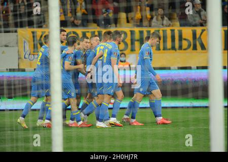 Lviv, Ucraina. 12 ottobre 2021. I giocatori ucraini festeggiano un gol durante la Coppa del mondo FIFA Qatar 2022, partita di calcio di gruppo D tra Ucraina e Bosnia-Erzegovina alla Lviv Arena di Lviv. (Punteggio finale; Bosnia-Erzegovina 1:1 Ucraina) Credit: SOPA Images Limited/Alamy Live News Foto Stock