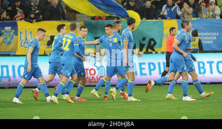 Lviv, Ucraina. 12 ottobre 2021. I giocatori ucraini festeggiano un gol durante la Coppa del mondo FIFA Qatar 2022, partita di calcio di gruppo D tra Ucraina e Bosnia-Erzegovina alla Lviv Arena di Lviv. (Punteggio finale; Bosnia-Erzegovina 1:1 Ucraina) Credit: SOPA Images Limited/Alamy Live News Foto Stock