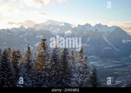 Nuvole sopra le montagne viste da Les Ecodets sopra Villars-sur-Ollon in Svizzera Foto Stock