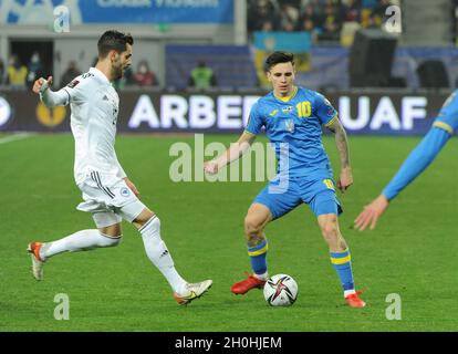 Lviv, Ucraina. 12 ottobre 2021. Mykola Shaparenko (a destra) dell'Ucraina visto in azione durante la Coppa del mondo FIFA Qatar 2022 qualificazione del gruppo D partita di calcio tra Ucraina e Bosnia-Erzegovina alla Lviv Arena di Lviv.(Punteggio finale; Bosnia-Erzegovina 1:1 Ucraina) (Foto di Mykola TYS/SOPA Images/Sipa USA) credito: Sipa USA/Alamy Live News Foto Stock