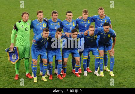 Lviv, Ucraina. 12 ottobre 2021. La squadra ucraina si pone per una foto di squadra prima della Coppa del mondo FIFA Qatar 2022 qualificazione del gruppo D partita di calcio tra Ucraina e Bosnia-Erzegovina alla Lviv Arena di Lviv. (Punteggio finale; Bosnia-Erzegovina 1:1 Ucraina) (Foto di Mykola TYS/SOPA Images/Sipa USA) Credit: Sipa USA/Alamy Live News Foto Stock