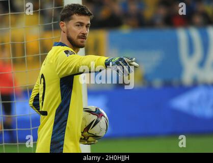 Lviv, Ucraina. 12 ottobre 2021. Ibrahim Sehic (No.12), portiere della Bosnia-Erzegovina, reagisce durante la Coppa del mondo FIFA Qatar 2022 qualificazione del gruppo D partita di calcio tra Ucraina e Bosnia-Erzegovina alla Lviv Arena di Lviv.(Punteggio finale; Bosnia-Erzegovina 1:1 Ucraina) (Foto di Mykola TYS/SOPA Images/Sipa USA) credito: Sipa USA/Alamy Live News Foto Stock