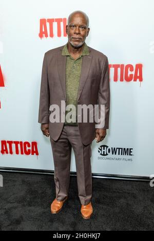 New York, NY - 12 ottobre 2021: Stanley Nelson partecipa alla proiezione del film documentario Attica all'Apollo Theatre Foto Stock