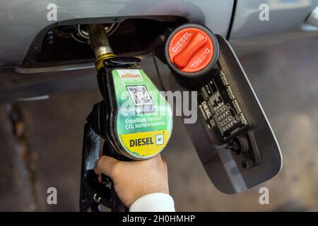 Berlino, Germania. 11 ottobre 2021. Un automobilista riempie un'auto con carburante diesel presso un distributore di benzina della compagnia di oli minerali Total in Chausseestrasse. Credit: Carsten Koall/dpa/Alamy Live News Foto Stock