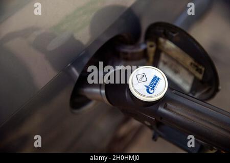 Berlino, Germania. 11 ottobre 2021. Un automobilista riempie la sua auto con Gazprom GPL in un distributore di benzina Total a Chausseestrasse. Credit: Carsten Koall/dpa/Alamy Live News Foto Stock