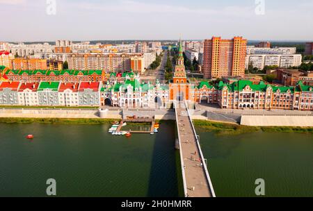 Vista aerea estiva dell'argine di Bruges a Yoshkar-Ola, Mari El, Russia Foto Stock