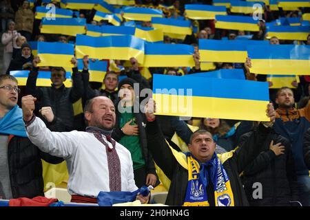 Non esclusiva: I fan ucraini fanno il tifo per la loro squadra nazionale negli stand durante la partita di qualificazione 8 della Coppa del mondo FIFA 2022 contro la Bosnia e. Foto Stock