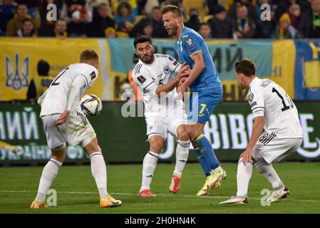 Non esclusiva: I fan ucraini fanno il tifo per la loro squadra nazionale negli stand durante la partita di qualificazione 8 della Coppa del mondo FIFA 2022 contro la Bosnia e. Foto Stock