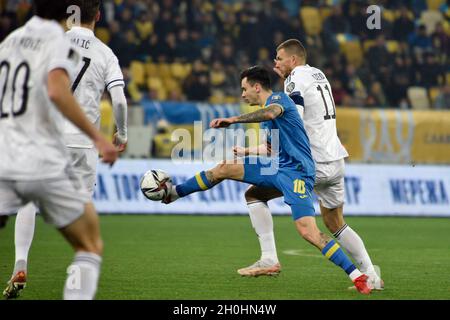 Non esclusiva: I fan ucraini fanno il tifo per la loro squadra nazionale negli stand durante la partita di qualificazione 8 della Coppa del mondo FIFA 2022 contro la Bosnia e. Foto Stock