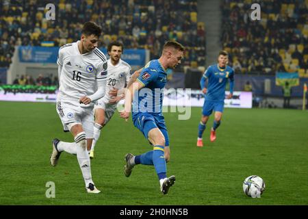 Non esclusiva: I fan ucraini fanno il tifo per la loro squadra nazionale negli stand durante la partita di qualificazione 8 della Coppa del mondo FIFA 2022 contro la Bosnia e. Foto Stock