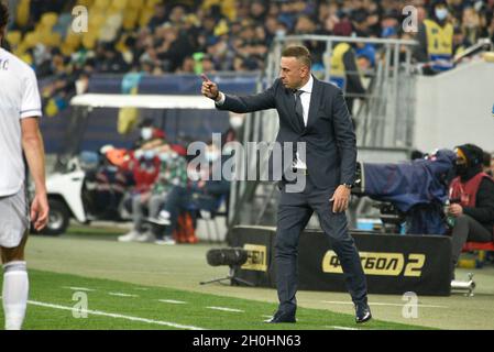 Non esclusiva: I fan ucraini fanno il tifo per la loro squadra nazionale negli stand durante la partita di qualificazione 8 della Coppa del mondo FIFA 2022 contro la Bosnia e. Foto Stock