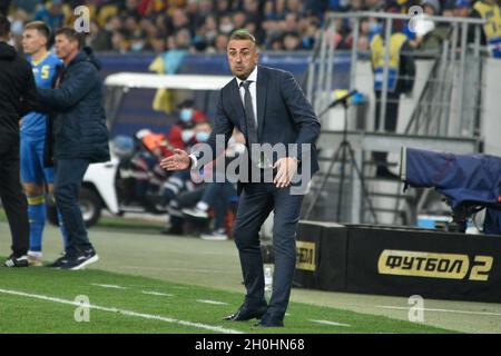 Non esclusiva: I fan ucraini fanno il tifo per la loro squadra nazionale negli stand durante la partita di qualificazione 8 della Coppa del mondo FIFA 2022 contro la Bosnia e. Foto Stock