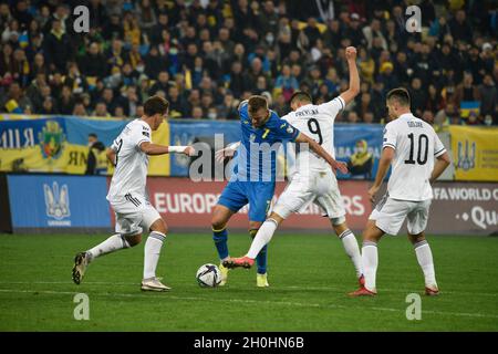 Non esclusiva: I fan ucraini fanno il tifo per la loro squadra nazionale negli stand durante la partita di qualificazione 8 della Coppa del mondo FIFA 2022 contro la Bosnia e. Foto Stock